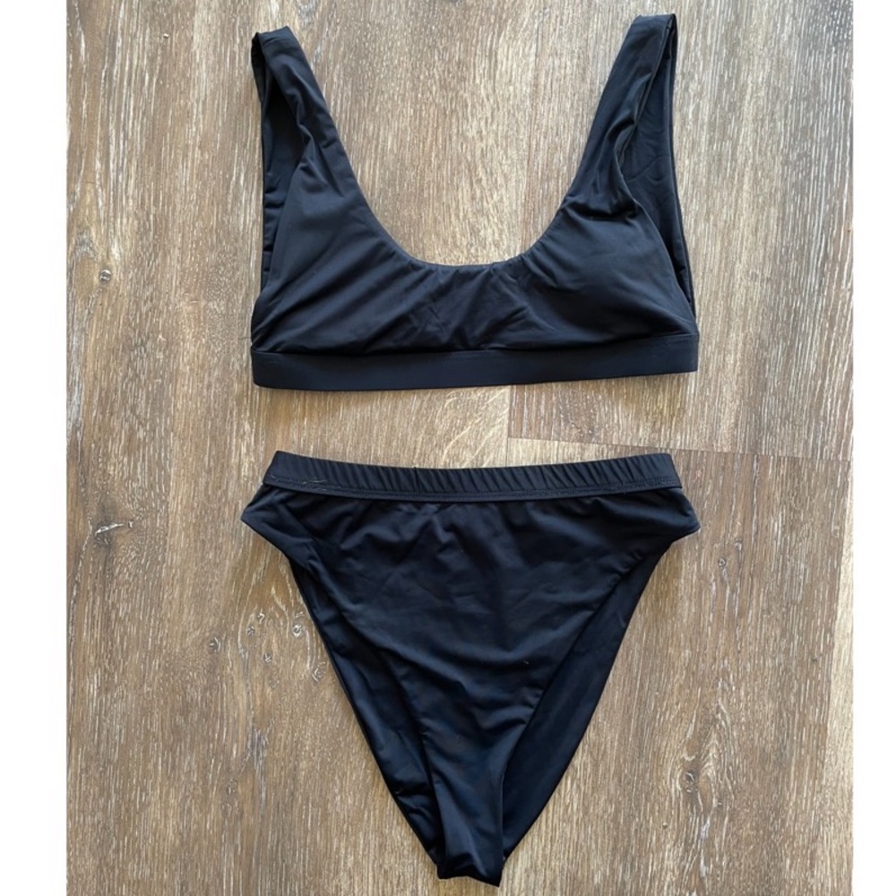 Dippin Daisys black swim set